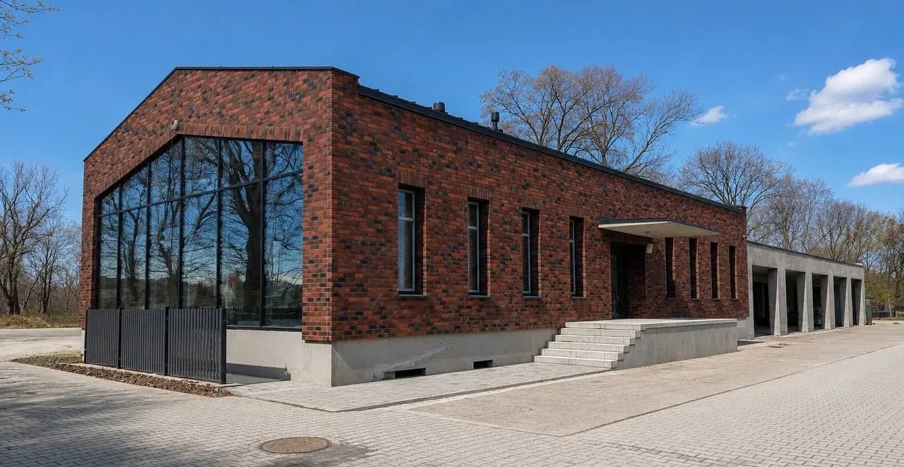 Samostatne stojaci priestor 200 m2 / so záhradou / podkrovie