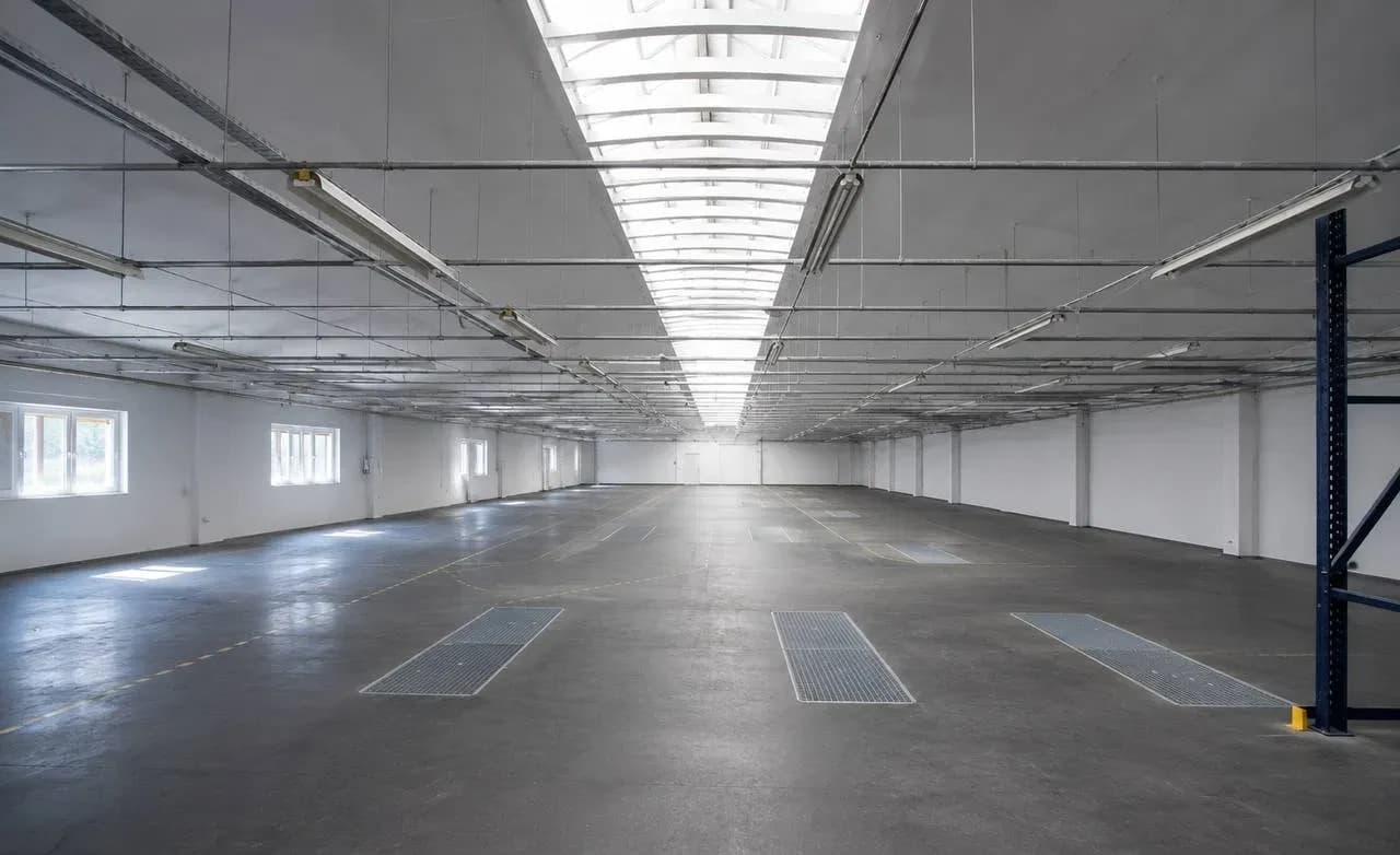 Na prenájom skladová a výrobná hala - mezanín 900 m² + kancelária |